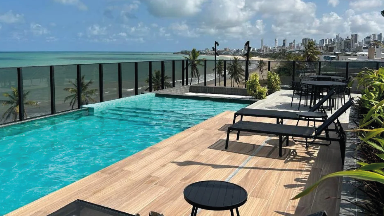Piscina rooftop com vista para o mar - Beach Haus Jardim Oceania